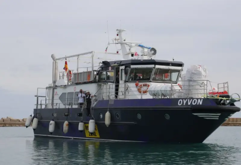 Un grupo de 41 migrantes, entre ellos tres mujeres y catorce menores, a bordo de un barco tras ser rescatados por MSF en el Mediterráneo.