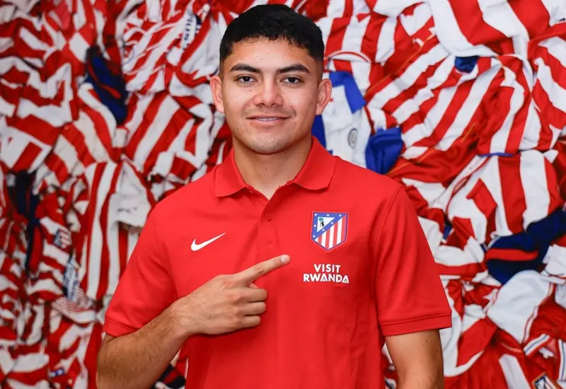 El futbolista Ronaldo Nájera firma su contrato de préstamo por un año con el club de fútbol Atlético de Madrid.
