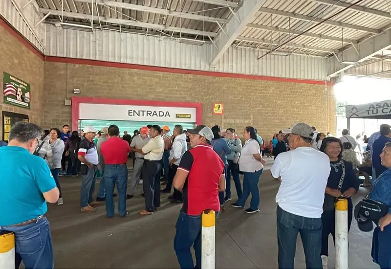 Maestros de la Sección 22 realizan la toma de tiendas departamentales y casetas de peaje como parte de su jornada de lucha.