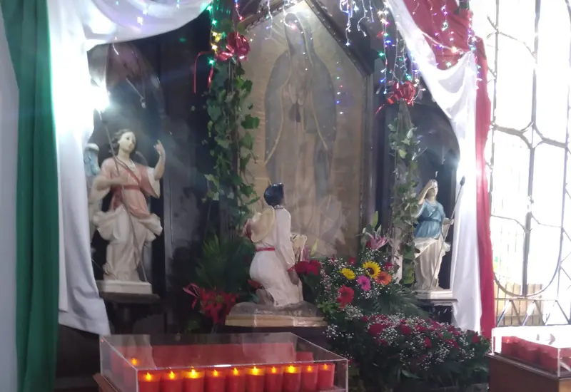 Fieles en San Blas se reúnen para celebrar a la Virgen de Guadalupe con las tradicionales Mañanitas durante la madrugada.