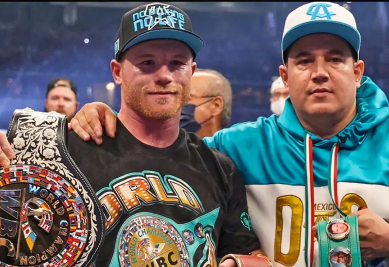 El boxeador mexicano Saúl 'Canelo' Álvarez es fotografiado junto a su entrenador y representante de toda la vida, Eddy Reynoso.
