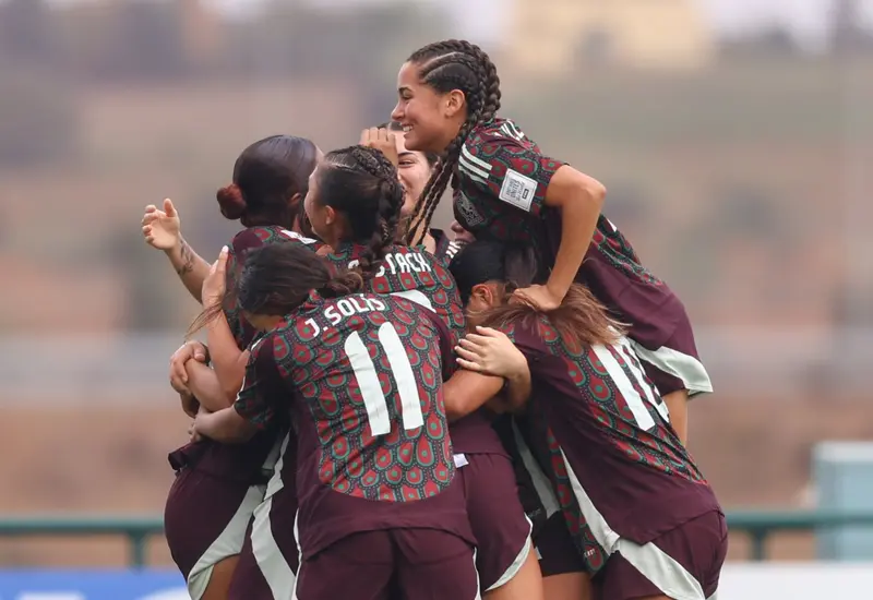 La Selección Mexicana Femenil Sub 17 en acción durante el partido donde buscan su pase a la final del Mundial de Futbol.
