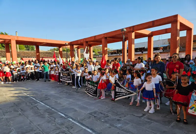 Estudiantes de escuelas en Tehuantepec participan en un taller de escoltas como parte de las celebraciones por la semana de la Revolución Mexicana.