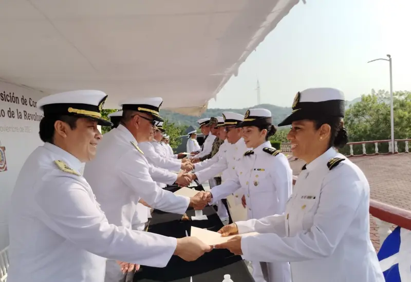 Personal de la Secretaría de Marina (Semar) recibe ascensos y condecoraciones durante una ceremonia oficial por su destacado servicio naval.