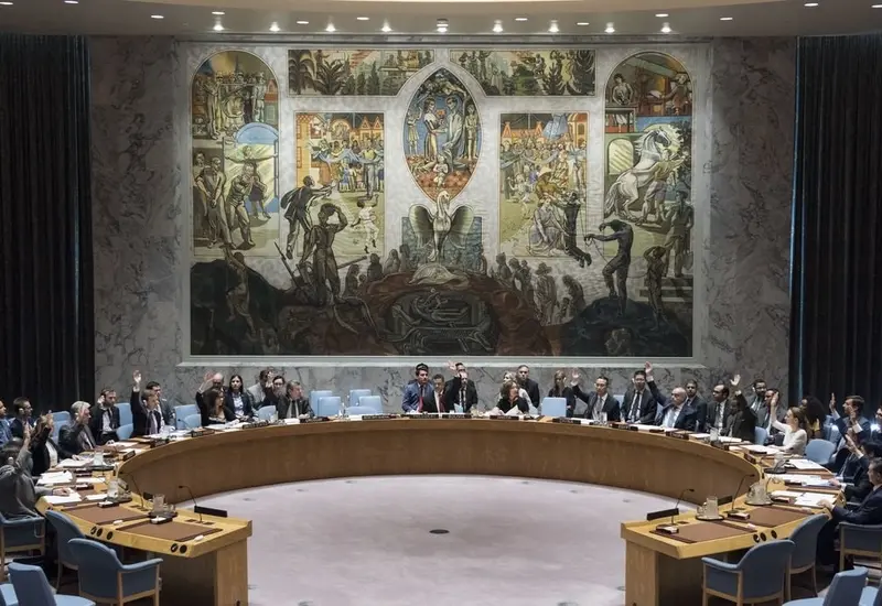 El Consejo de Seguridad de la ONU durante una sesión oficial, donde se debaten resoluciones como el levantamiento de sanciones internacionales.