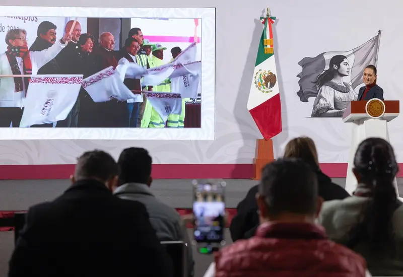 Claudia Sheinbaum durante la entrega de los trenes de pavimentación en el Estado de México, parte del Plan Integral del Oriente con inversión de 500 mdp.