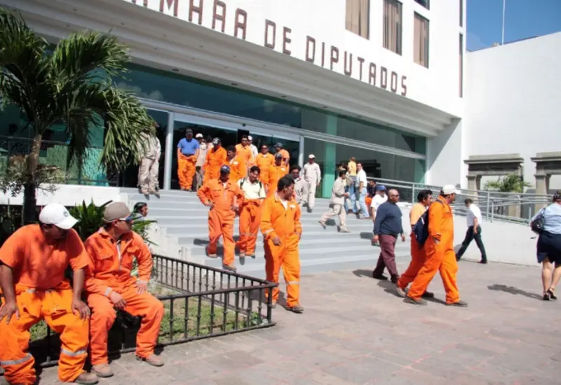 Un inspector de la STPS realiza una revisión en un centro de trabajo, como parte de las miles de supervisiones para garantizar condiciones laborales justas.