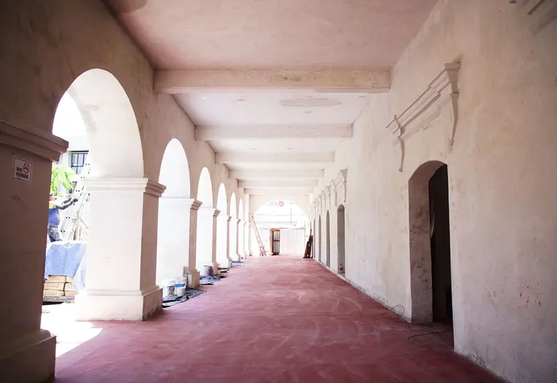Autoridades municipales y académicas realizan un recorrido de supervisión para constatar el avance en la restauración del edificio de los Símbolos Patrios.