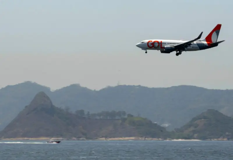 Un avión de pasajeros en un aeropuerto, representando la suspensión de vuelos hacia Venezuela y el llamado de ALAV a los viajeros.