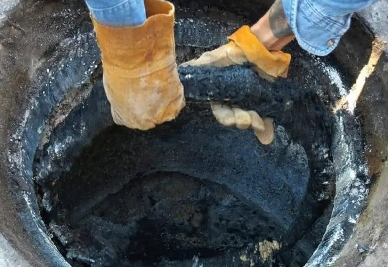 Aguas negras derramándose en una calle de Juchitán debido a un taponamiento en el drenaje causado por la acumulación de basura.