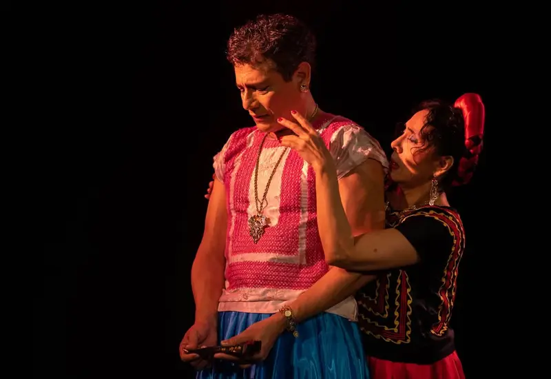 El colectivo Teatro Muxe del Istmo presenta la obra 'Otro día de fiesta' en el Teatro de la Ciudad Emilio Rabasa en Chiapas.