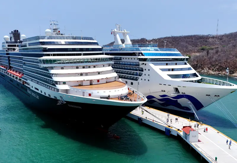 Un crucero turístico anclado en la bahía de Huatulco, que espera una derrama de más de 59 millones de pesos por la temporada 2025-2026.