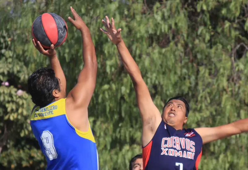 Cancha de basquetbol lista para el inicio del torneo regional, donde los equipos competirán por una bolsa de 95 mil pesos.