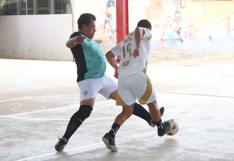 Jugadores compiten con intensidad durante un partido del torneo relámpago de baby fut que se realizará en San Juan del Río.
