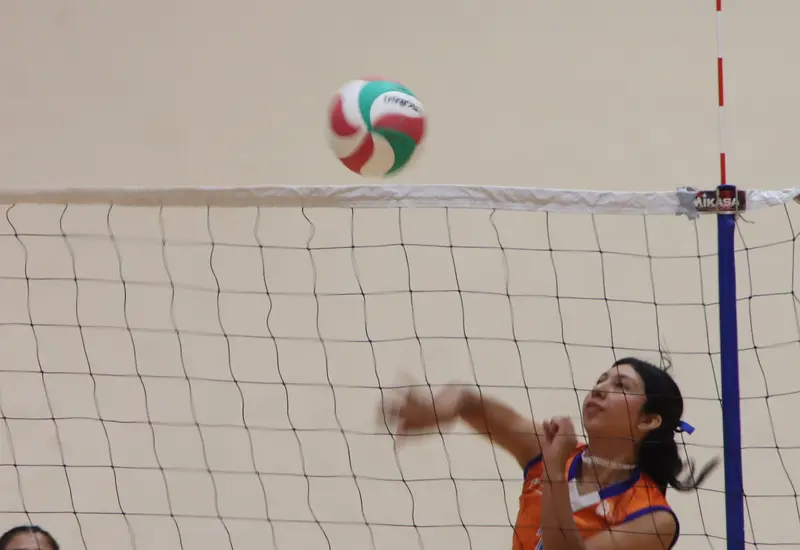 Equipos de voleibol femenil compiten en la cancha durante el torneo relámpago celebrado por la festividad anual en Santa Gertrudis.