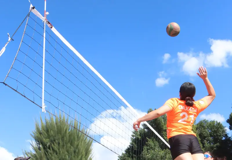 Jugadores compiten en el Torneo Relámpago de Voleibol Mixto, un evento deportivo que repartirá una bolsa de 24 mil pesos en premios.