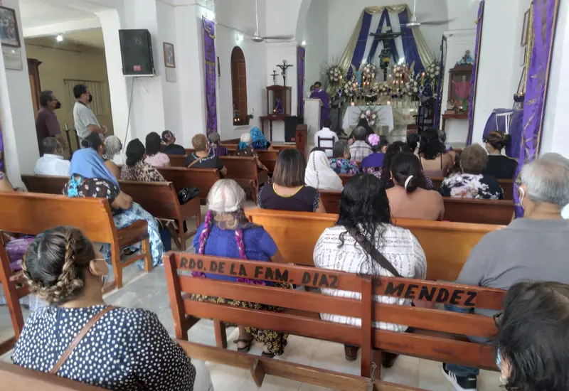 Imagen de la celebración religiosa del Día del Shuana en Tehuantepec, una tradición en honor a la Virgen de la Soledad.