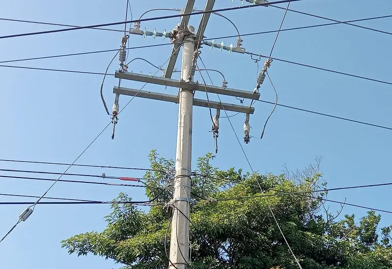 Un transformador de la CFE sobrecargado, identificado como la causa de las fallas eléctricas y los constantes apagones que afectan a los habitantes de Juchitán.