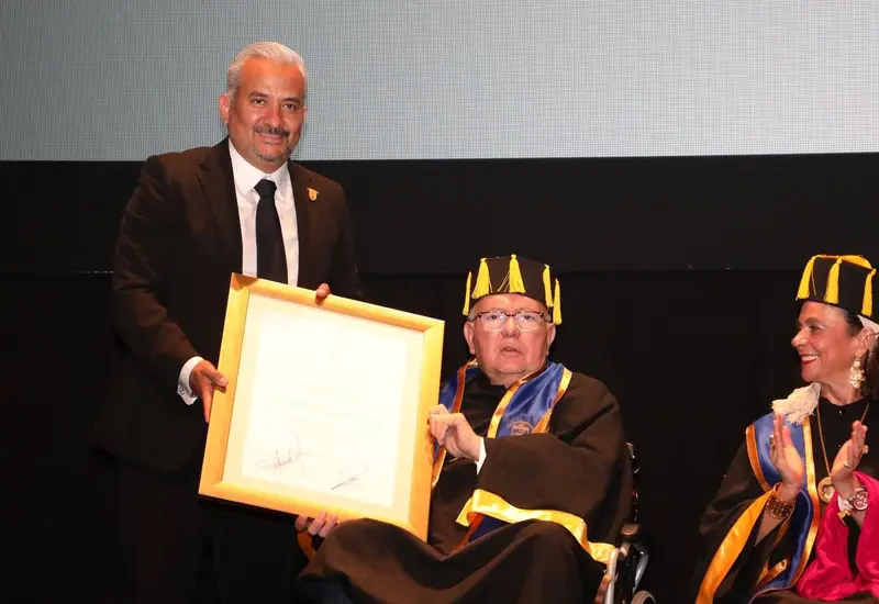David Colmenares Páramo, Auditor Superior de la Federación, recibe el Doctorado Honoris Causa que le otorgó la UABJO en honor a su trayectoria.