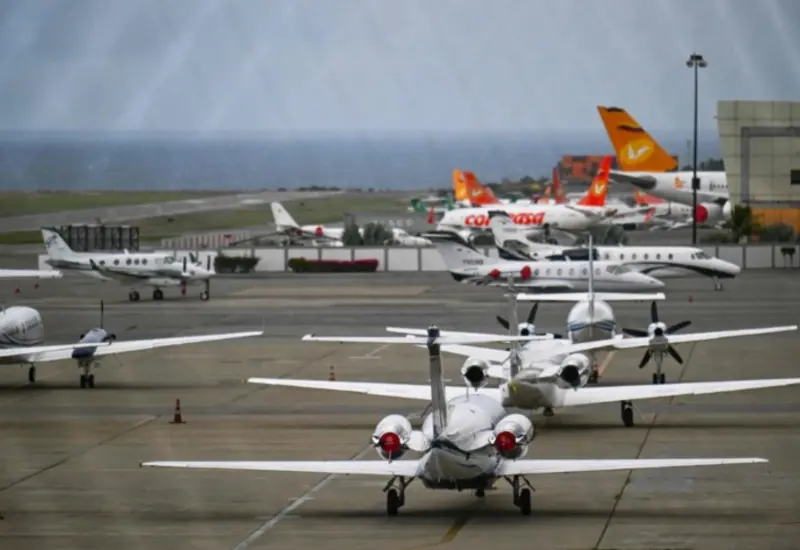 El gobierno de Venezuela, desde Caracas, emite una declaración oficial condenando la 'amenaza colonialista' de Estados Unidos en su espacio aéreo soberano.