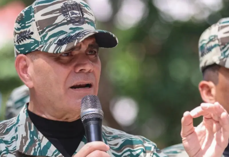 El ministro de Defensa de Venezuela, Vladimir Padrino, critica a Trinidad y Tobago por permitir operaciones militares de Estados Unidos en su territorio.
