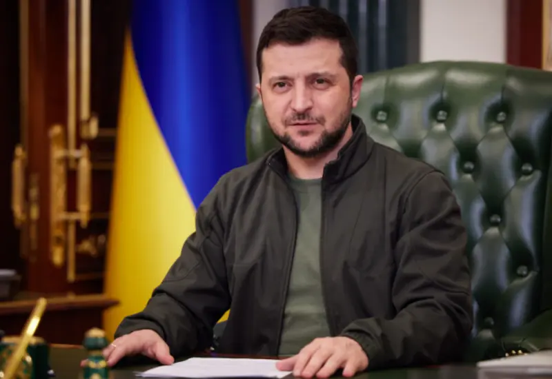 Una fotografía del presidente de Ucrania, Volodymyr Zelensky, figura central del análisis del artículo titulado 'Bajo la lupa'.