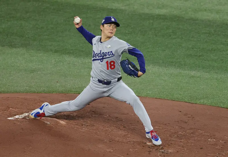 El lanzador japonés Yoshinobu Yamamoto celebra tras ganar el sexto juego, con el que los Dodgers empataron la Serie Mundial 2025.