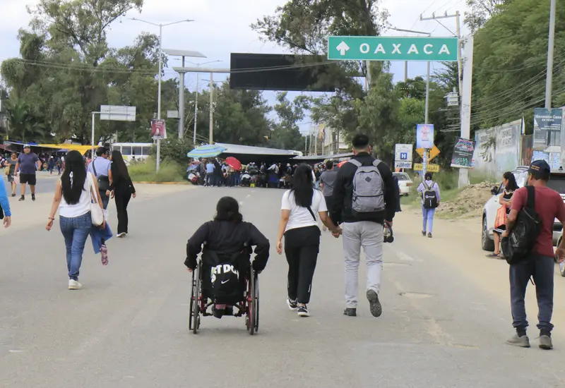 El bloqueo del crucero del aeropuerto complicó la entrada a la ciudad.
