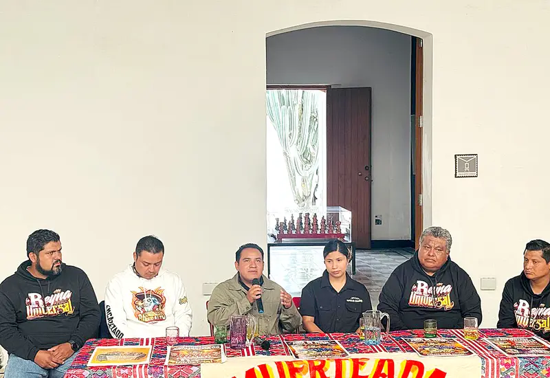 La expresión plástica de los murales, en la Villa de Etla, va aunada a la tradición de anunciar las muerteadas.