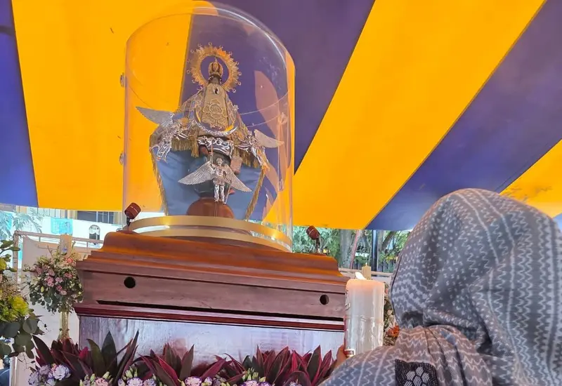Los católicos promueven la devoción a la madre de Dios porque le atribuyen milagros.