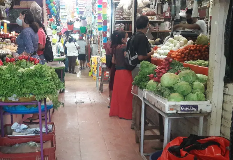 Los comerciantes aseguran que sus ventas se han reducido muchos durante el primer semestre del año y parte del segundo.