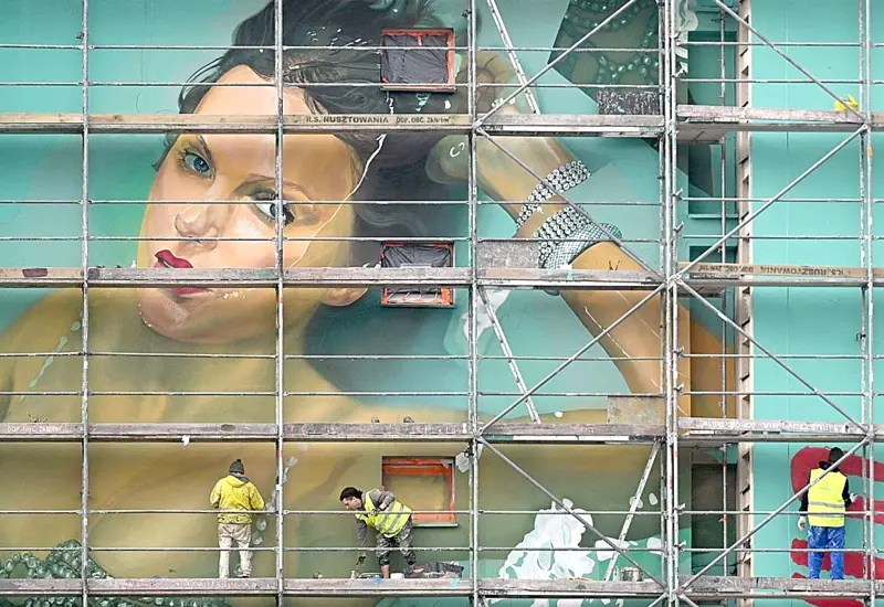 Mural promocional de Taylor Swift en Varsovia, Polonia. Foto: AFP