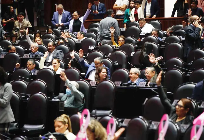Legisladores emiten su voto durante la de este 07 de octubre de 2025 en la Cámara de Diputados.
