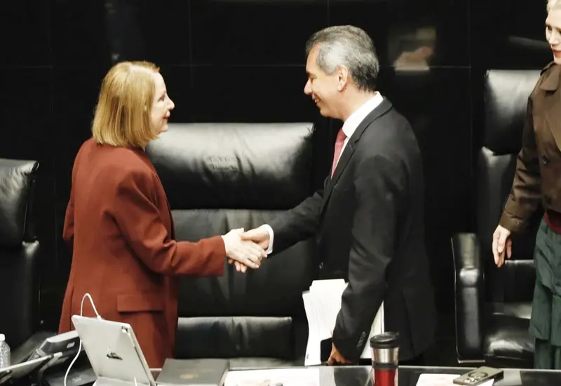 Laura Iztel Castillo, presidenta de la mesa directiva, y Édgar Amador Zamora, secretario de Hacienda se saludan previo a la comparencia del funcionario federal ante el Senado.