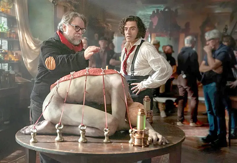 El director Guillermo del Toro, a la izquierda, y el actor Oscar Isaac en el set de 'Frankenstein'. Foto: Netflix/AP