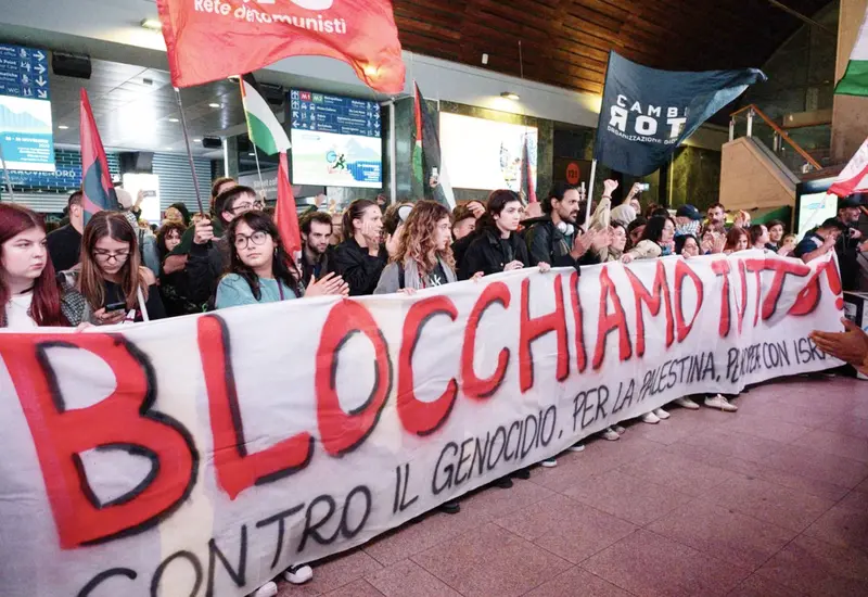 Manifestantes propalestinos se congregan en la estación de tren Milano Cardorna para protestar contra la interceptación de la Flotilla Global Sumud por parte del ejército israelí. ## Foto: La Jornada