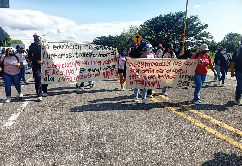 Los manifestantes hicieron públicas sus demandas a través de lonas.
