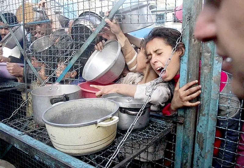 Palestinos esperan a recibir comida en un campo de refugiados de Jabaliya, al norte de la franja de Gaza. Foto: AP