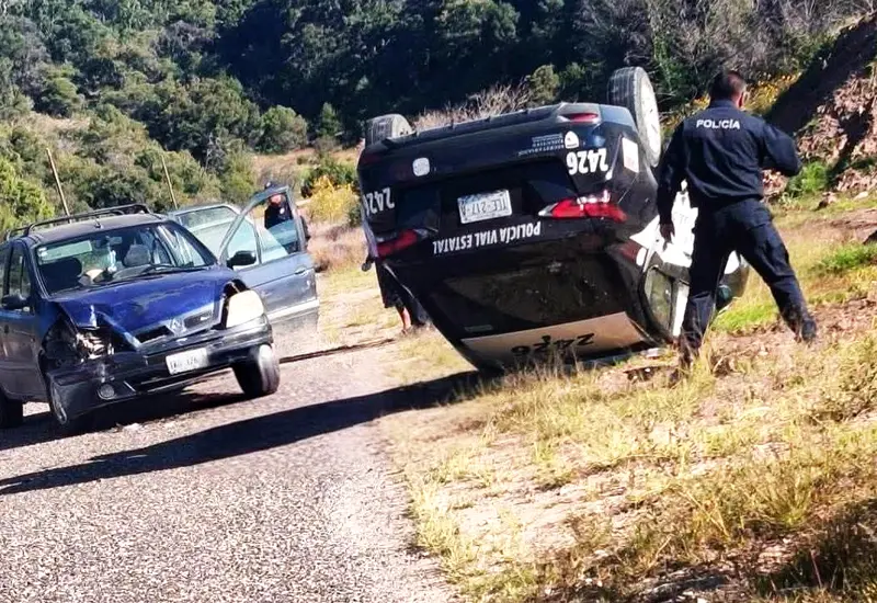 La patrulla de la Policía Vial Estatal terminó volcada por el accidente.