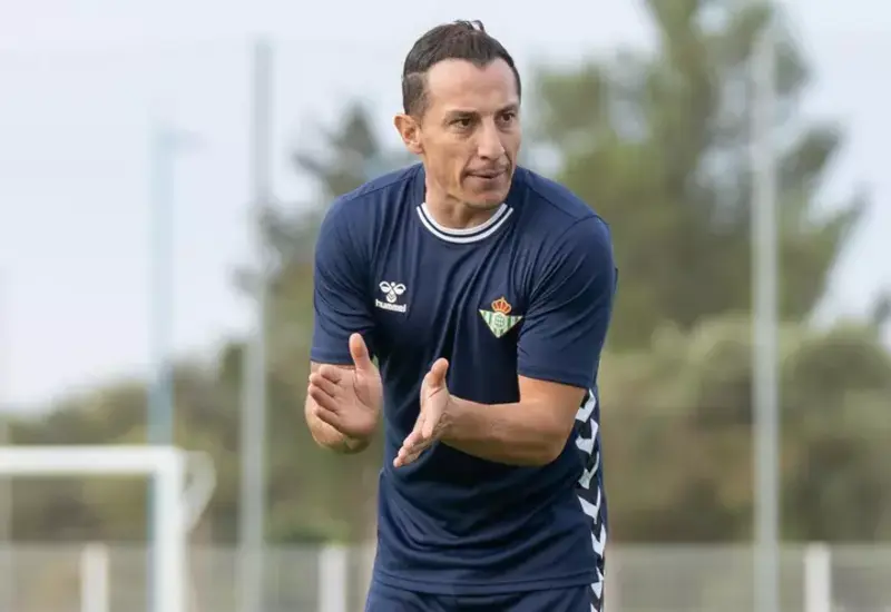 El mexicano Andrés Guardado inicia su etapa como entrenador, en las fuerzas básicas del Real Betis.