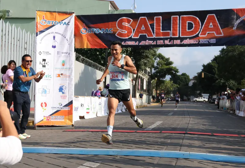 El ganador absoluto al momento de cruzar el arco de meta