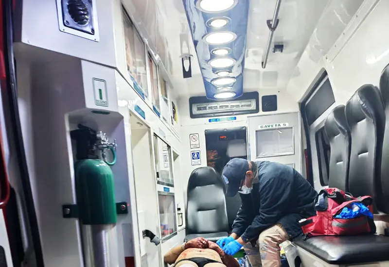 Fabián N., de 36 años, resultó herido de bala por lo cual fue auxiliado por paramédicos de San Pablo Etla.