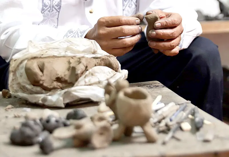 Carlomagno Pedro Martínez es uno de los artistas oaxaqueños que han elevado el arte popular a nivel nacional e internacional./Foto: Territorio Score.