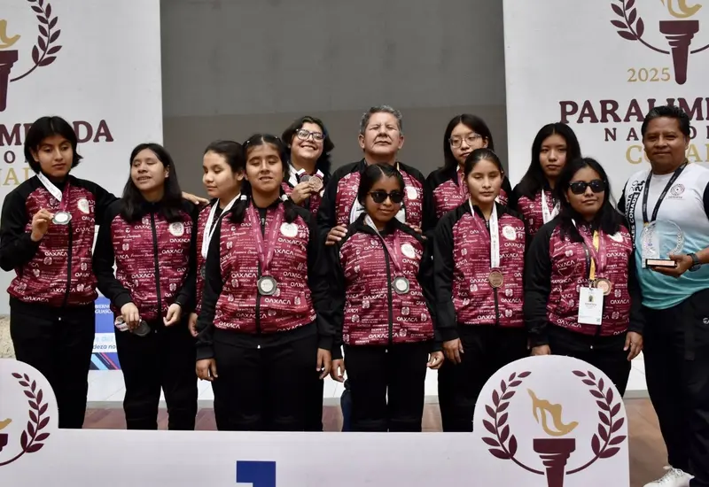 Los dos equipos femeniles medallistas con su entrenador y Samuel Zenteno