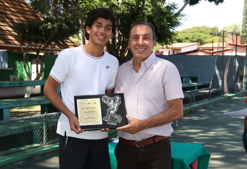 El presidente de la ATEO, Adolfo Martínez, premiando a Luis González