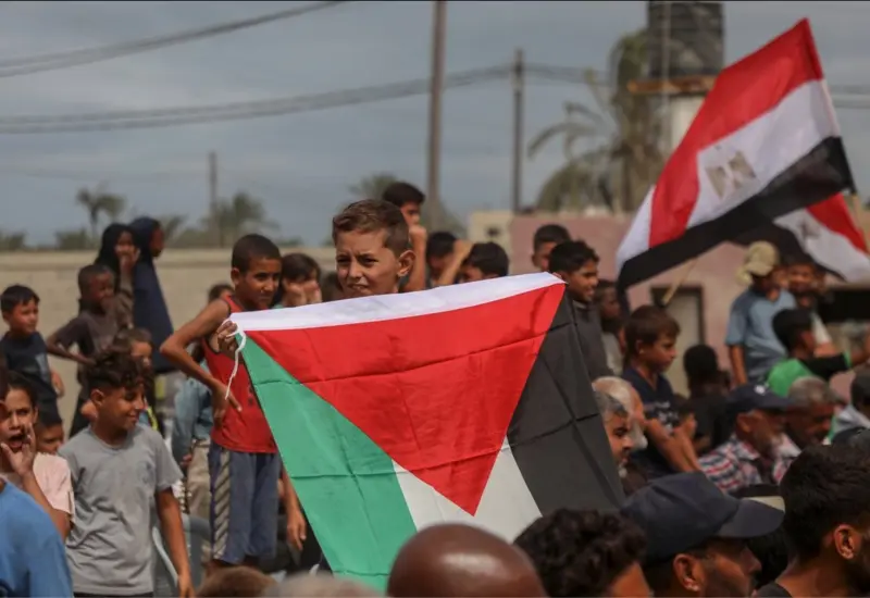 Palestinos se reúnen tras el anuncio de que Israel y Hamas acordaron un alto el fuego en Gaza frente a la sede del comité egipcio, en Deir al-Balah, en el centro de la Franja de Gaza, el 9 de octubre de 2025. ## Foto: Xinhua