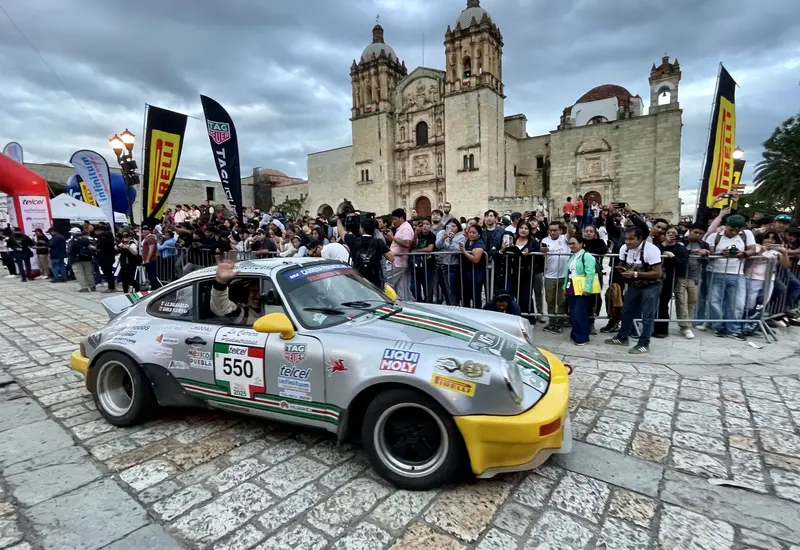 El Templo de Santo Domingo de Guzmán fue testigo mundo del arribo de los autos clásicos que participan en La Carrera Panamericana 2025