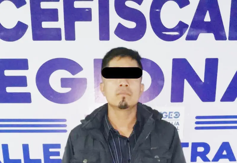 Amago a su víctima con unas tijeras