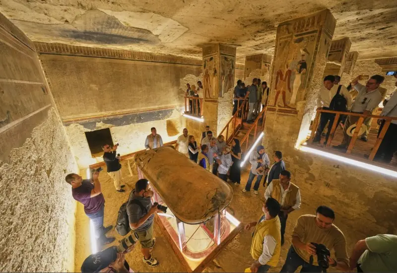 La tumba del faraón Amenhotep III, una de las más grandes del Valle de los Reyes y Reinas del sur de Egipto, abrió oficialmente sus puertas tras años de obras de restauración, el 4 de octubre de 2025. Foto: AFP