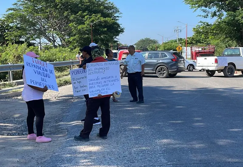 Un grupo de manifestantes bloquea la Carretera Federal Transístmica para denunciar el grave deterioro y las malas condiciones del periférico.
